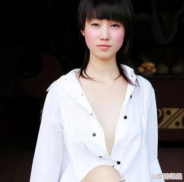 张筱雨露生殖部位：她的艺术与性感魅力引发热议，网友纷纷讨论