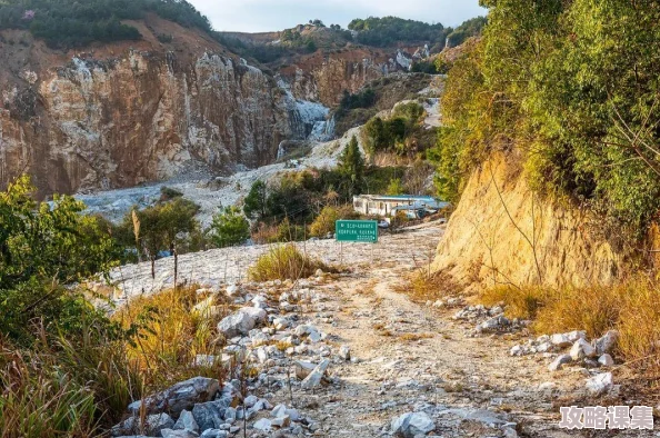一手握一个高峰：登顶成功的喜悦，努力与坚持的结晶