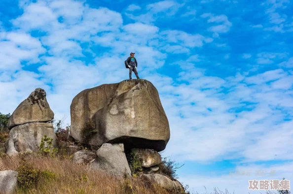 一手握一个高峰：登顶成功的喜悦，努力与坚持的结晶