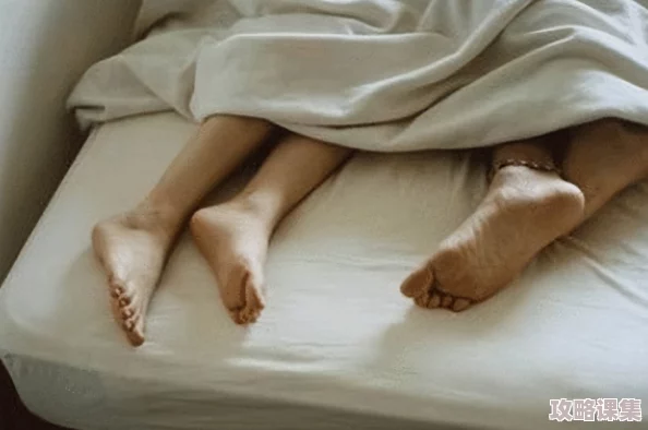 一炕三女被窝交换啪啪，激情四溢的夜晚让人欲罢不能，尽享欢愉时光
