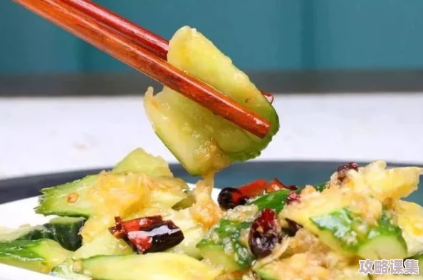 八重子拿黄瓜奖励，挑战极限的美食之旅引发热议！