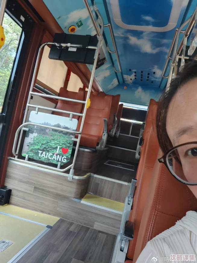 孟若羽tm00080大巴车：网友评价称其舒适度极高，驾驶平稳，是长途旅行的理想选择。
