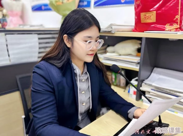 英语老师乖乖晚下裙子，学生们感叹真有这样的老师真是太幸运了！